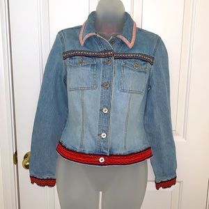 Vintage Guess’ jean jacket. Size M (junior)